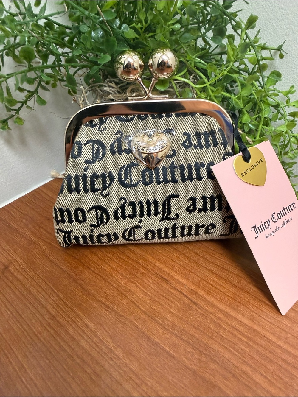 Juicy Couture Wallet Womens One Size Mini Bag Beige Kisslock Coin Purse HeartNWT